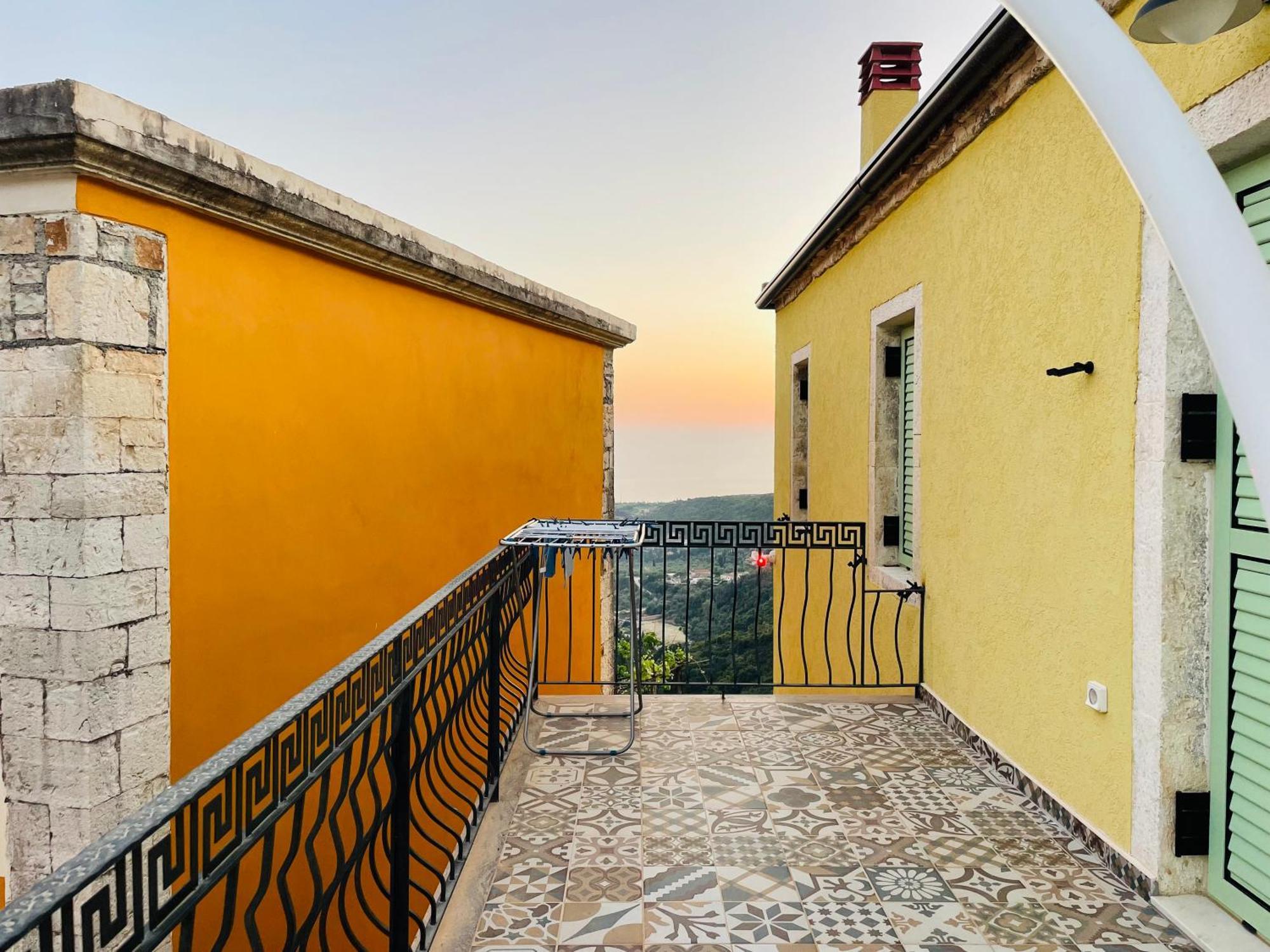 Guesthouse Near The Castle Of Himare Eksteriør bilde