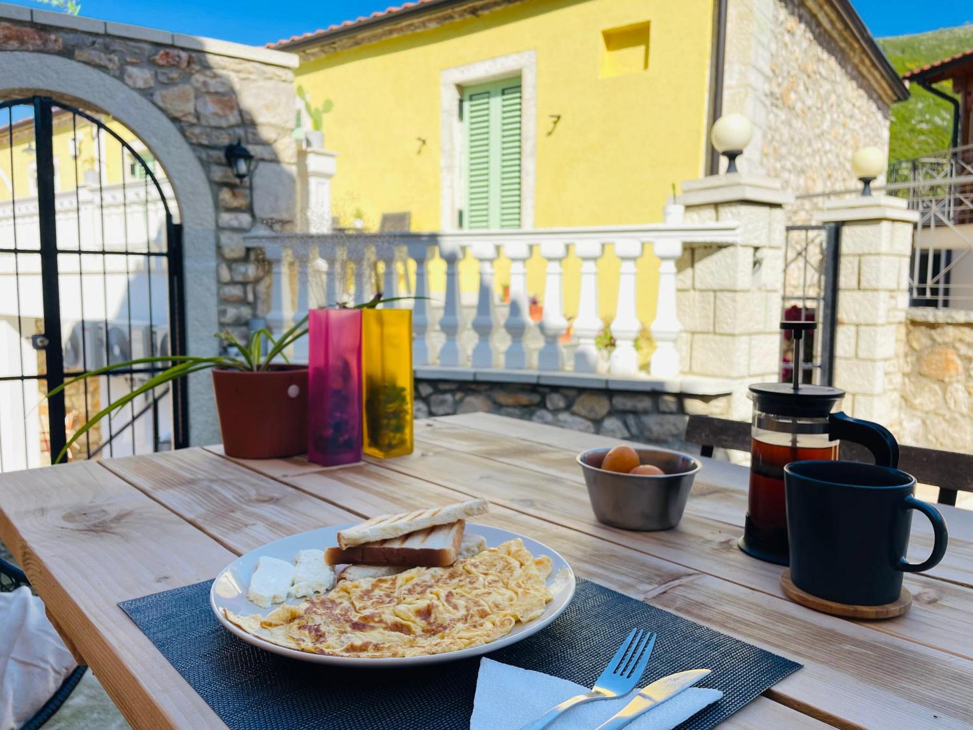 Guesthouse Near The Castle Of Himare Eksteriør bilde