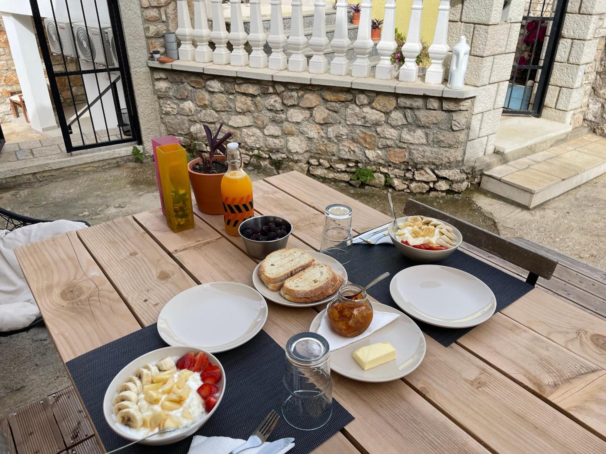 Guesthouse Near The Castle Of Himare Eksteriør bilde