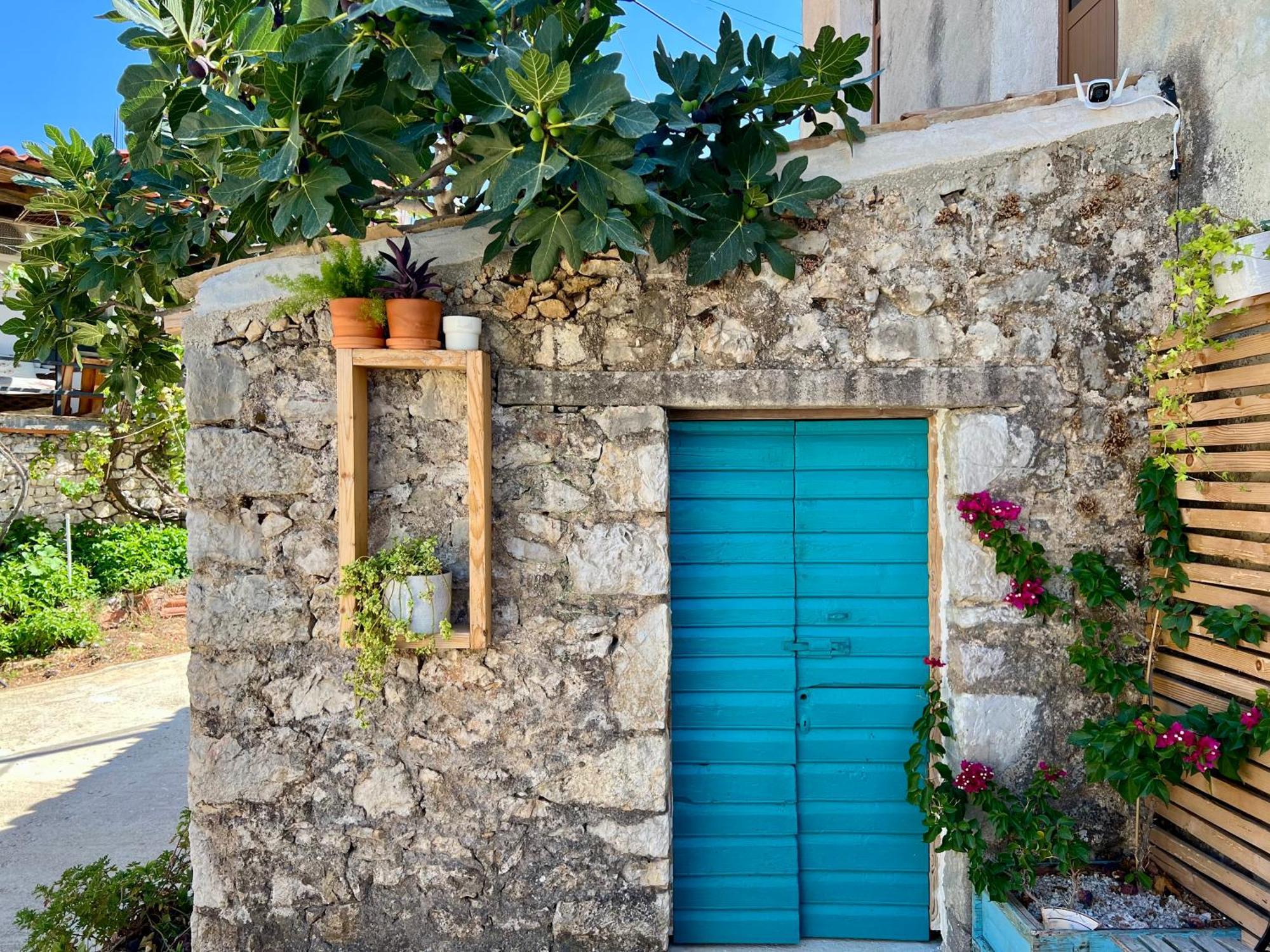 Guesthouse Near The Castle Of Himare Eksteriør bilde