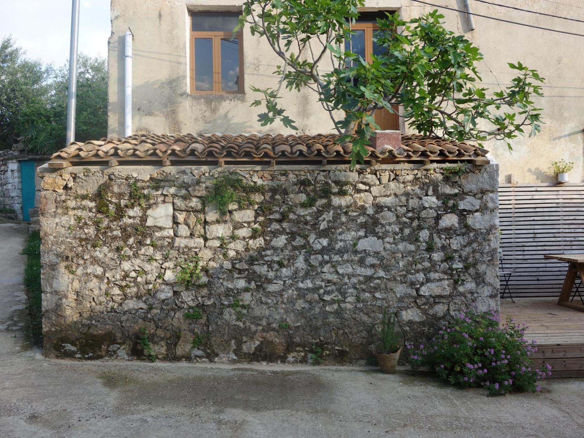 Guesthouse Near The Castle Of Himare Eksteriør bilde
